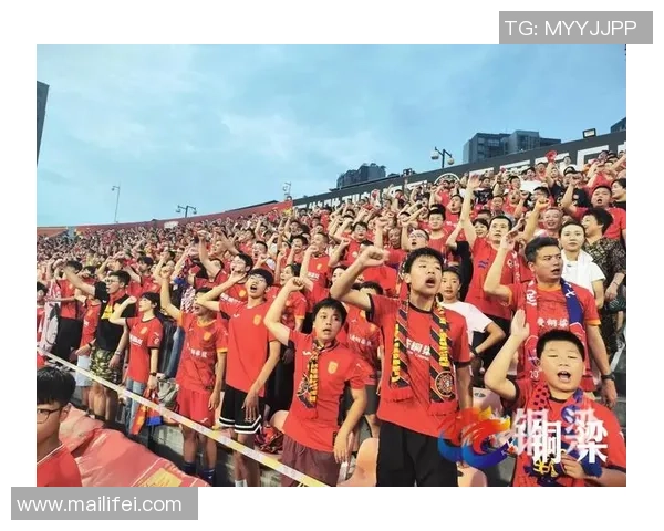 球迷冲入赛场激情拥抱偶像球星场面温馨感人 球迷冲入赛场激情拥抱偶像球星场面温馨感人