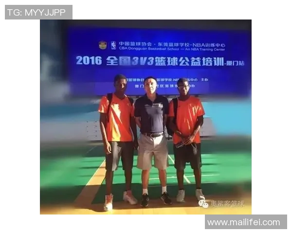 浓眉闪耀赛场携手足球巨星共绘跨界运动激情新篇章 浓眉闪耀赛场携手足球巨星共绘跨界运动激情新篇章