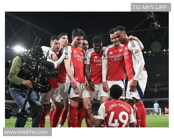 球星打坐足球神技展示 激发全场惊叹与热议 球星打坐足球神技展示 激发全场惊叹与热议